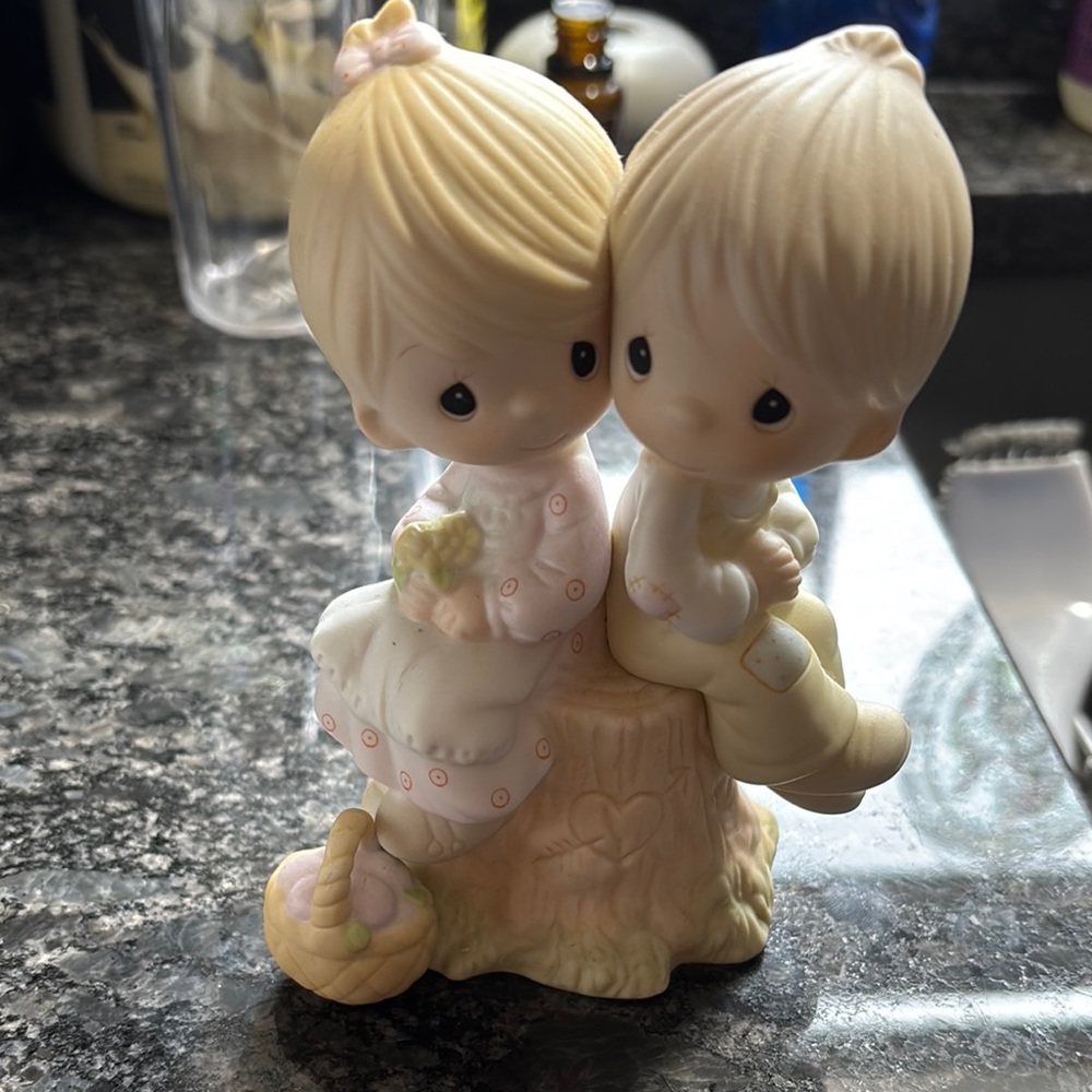 VTG Precious Moments “LOVE ONE ANOTHER”Figurine